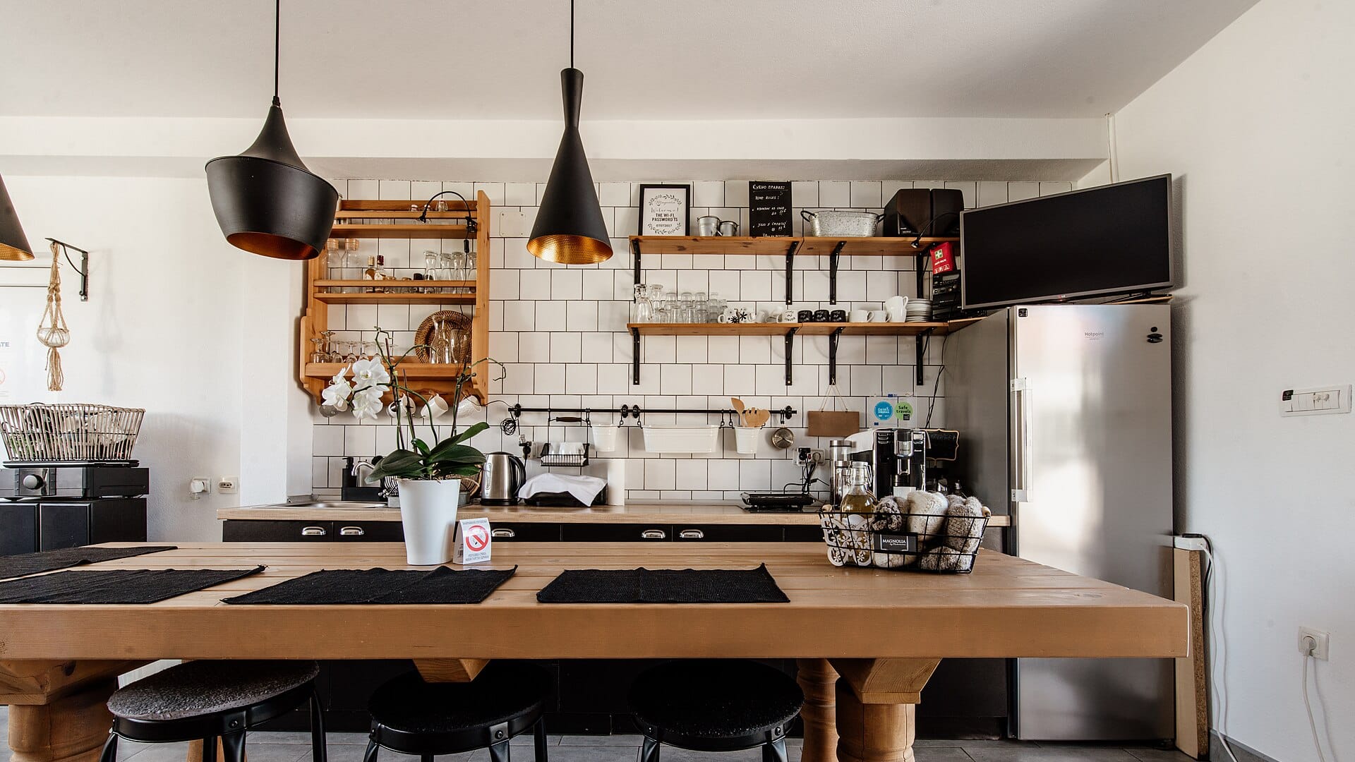 Contemporary home kitchen